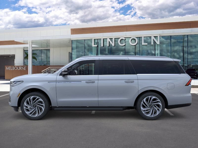 New 2026 Lincoln Navigator L Premier AWD/4WD image 3