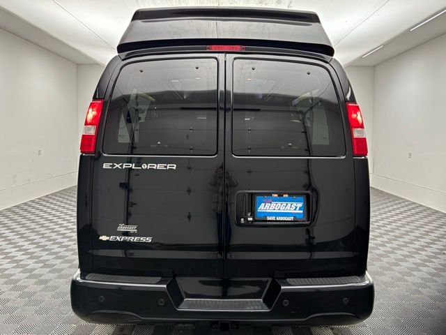 Used 2017 Chevrolet Express 2500 Extended image 10