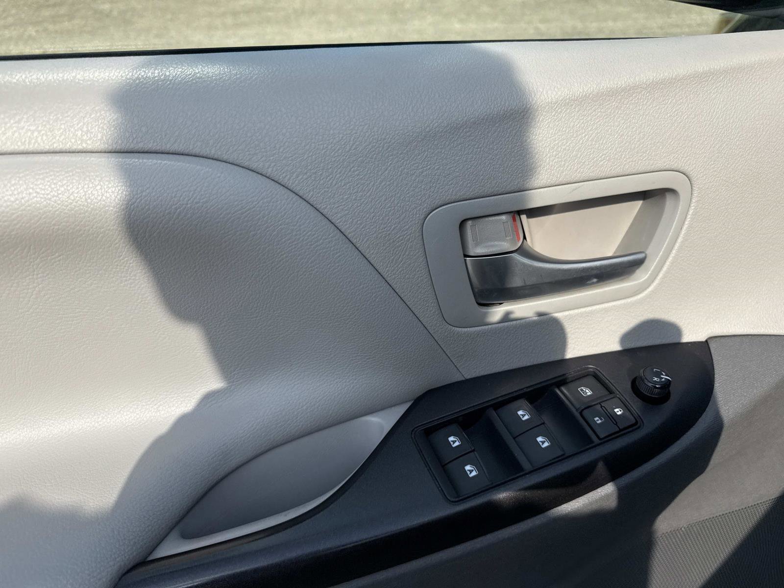 Used 2015 Toyota Sienna LE image 18