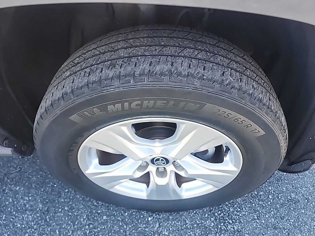 Used 2021 Toyota RAV4 XLE w/ Convenience Package AWD/4WD image 19