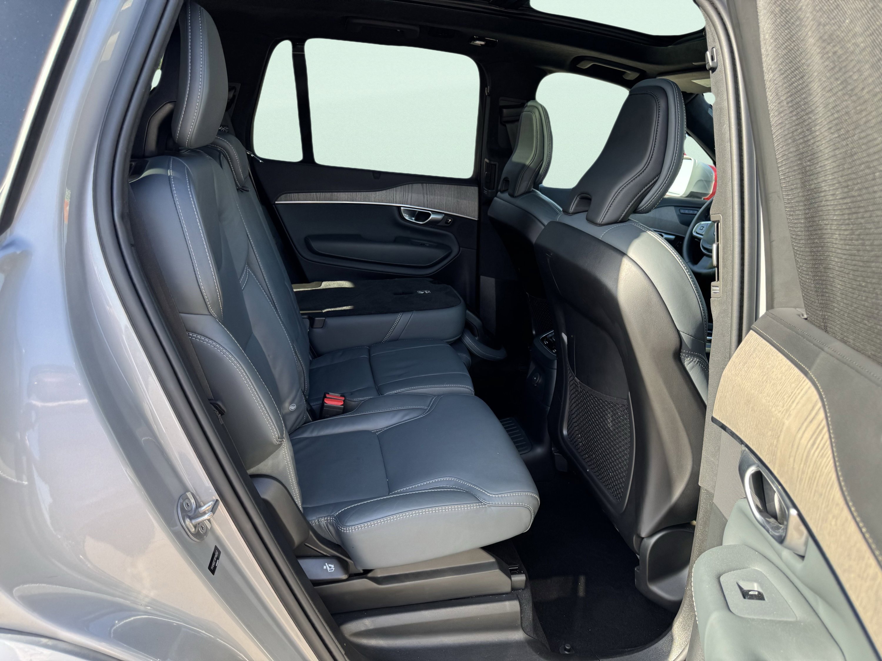 Used 2024 Volvo XC90 T8 Ultimate w/ Lounge Package image 52