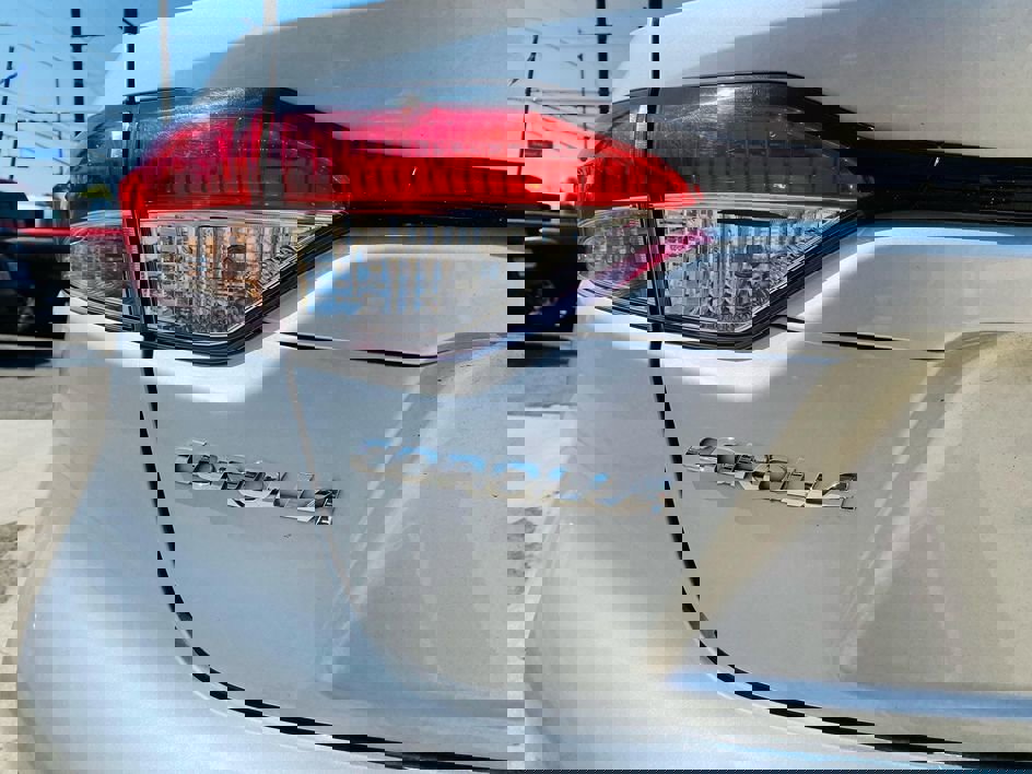 Used 2020 Toyota Corolla LE FWD image 12