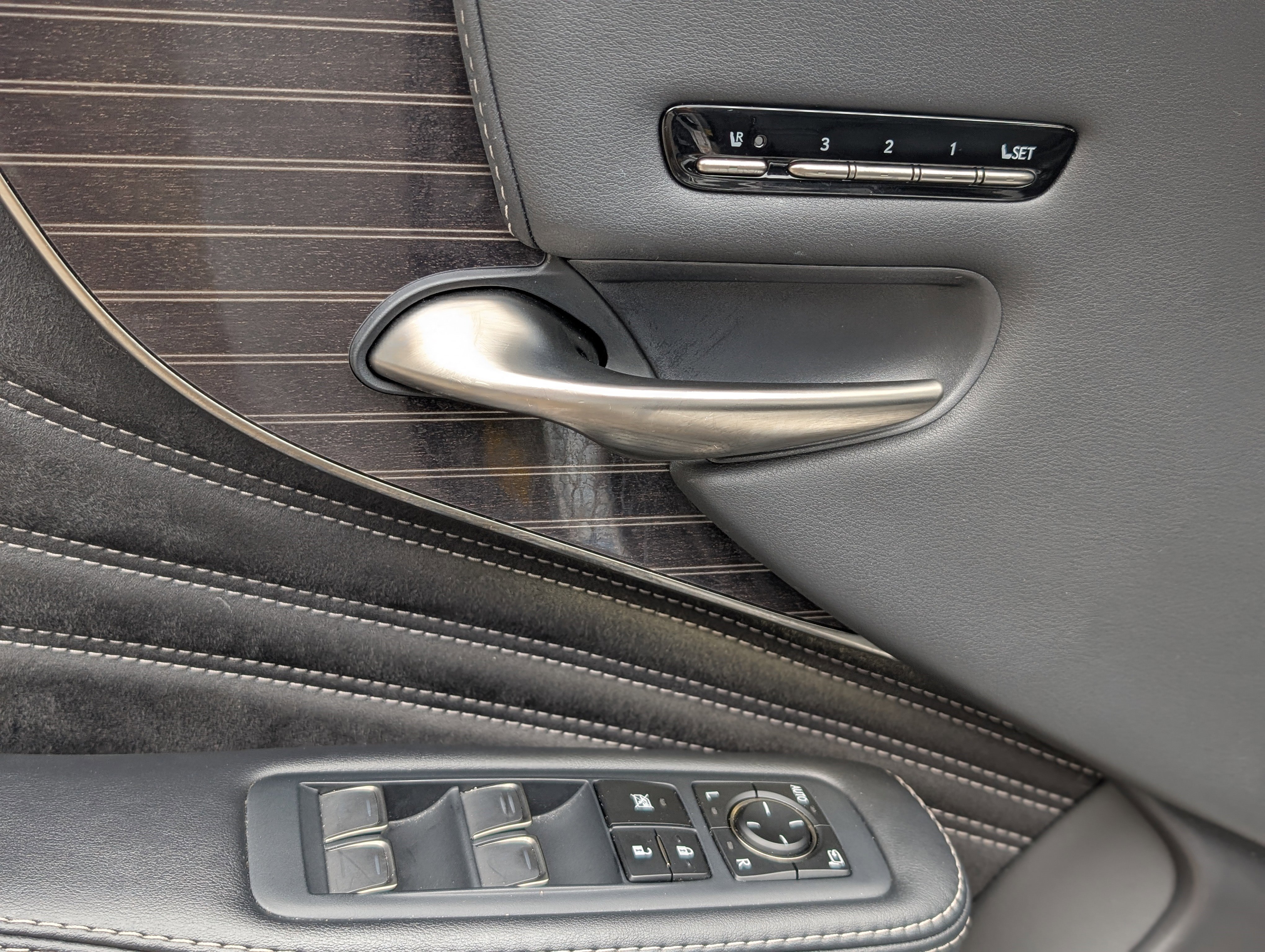 Used 2019 Lexus LS 500h AWD image 16