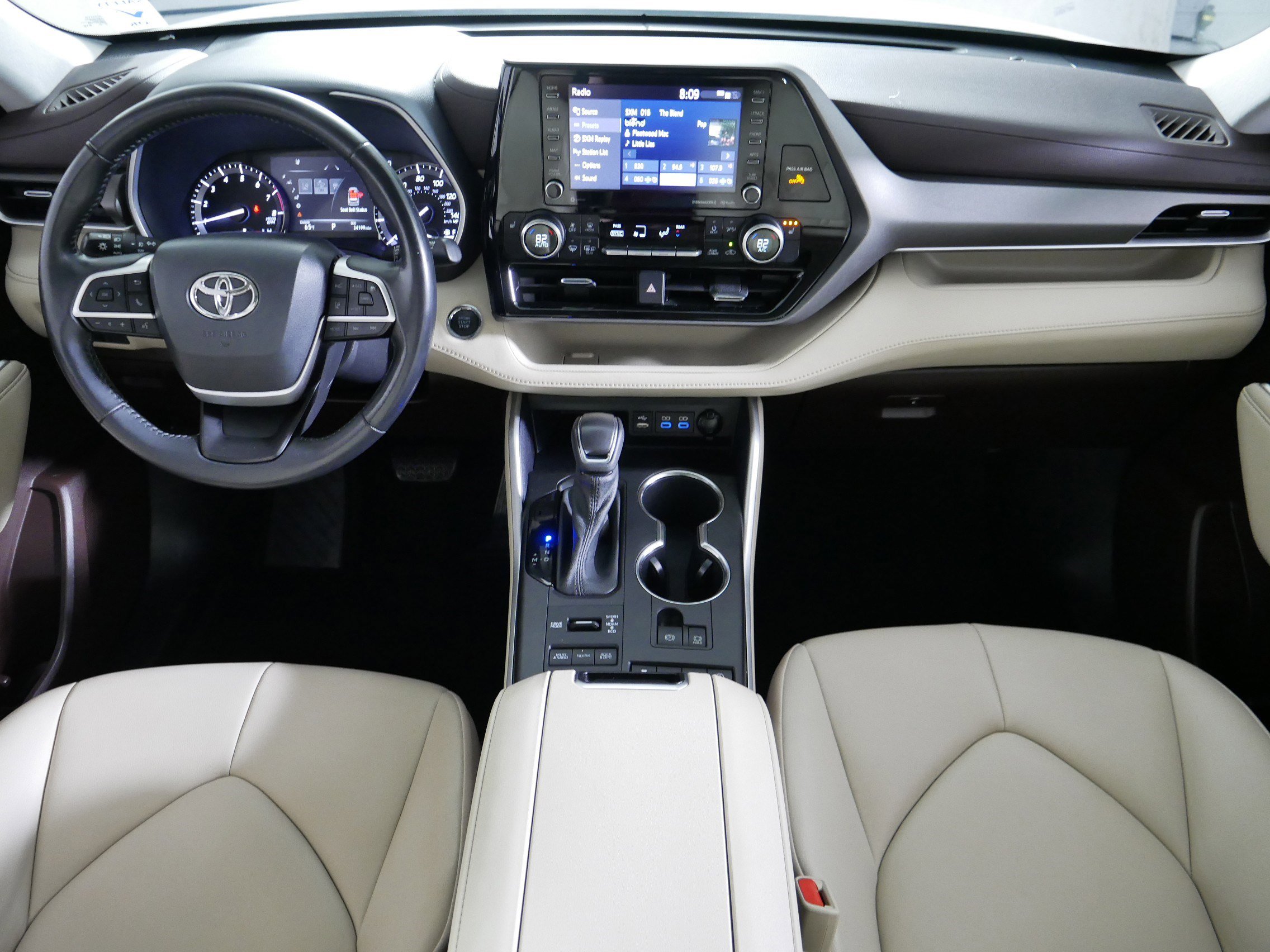 Used 2022 Toyota Highlander XLE AWD/4WD image 10