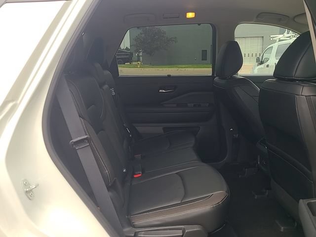 Used 2024 Nissan Pathfinder SL AWD/4WD image 32