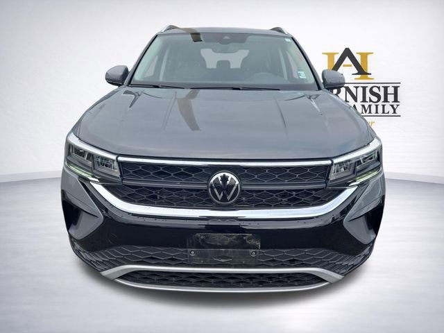 Certified 2023 Volkswagen Taos SE w/ Panoramic Sunroof Package AWD/4WD image 2