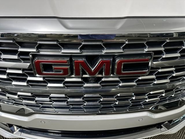 Used 2023 GMC Terrain Denali w/ Denali Premium Package image 9