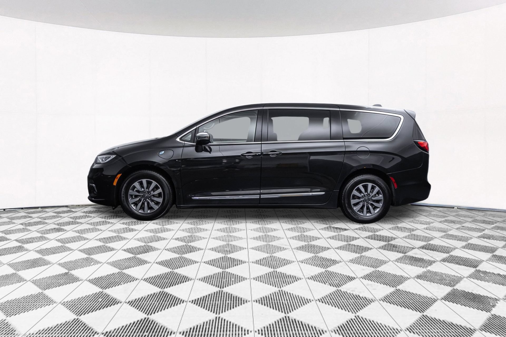 Used 2023 Chrysler Pacifica Limited FWD image 7