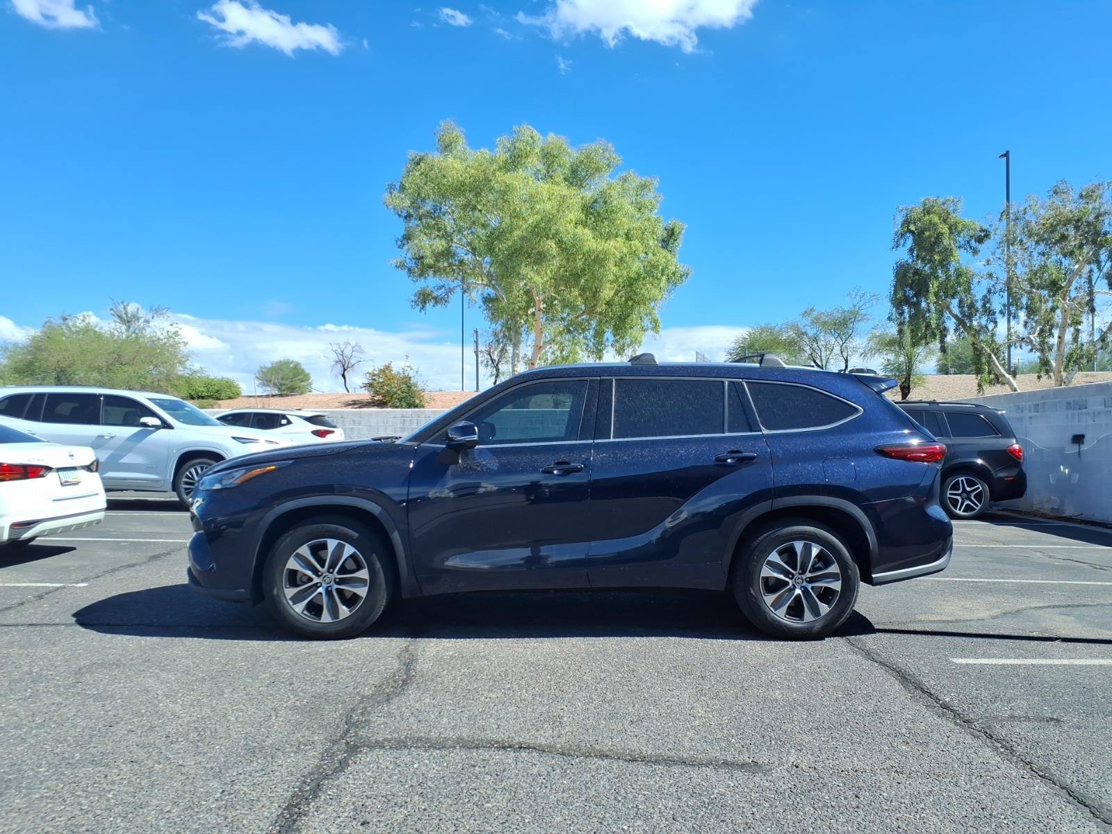 Used 2020 Toyota Highlander XLE FWD image 2