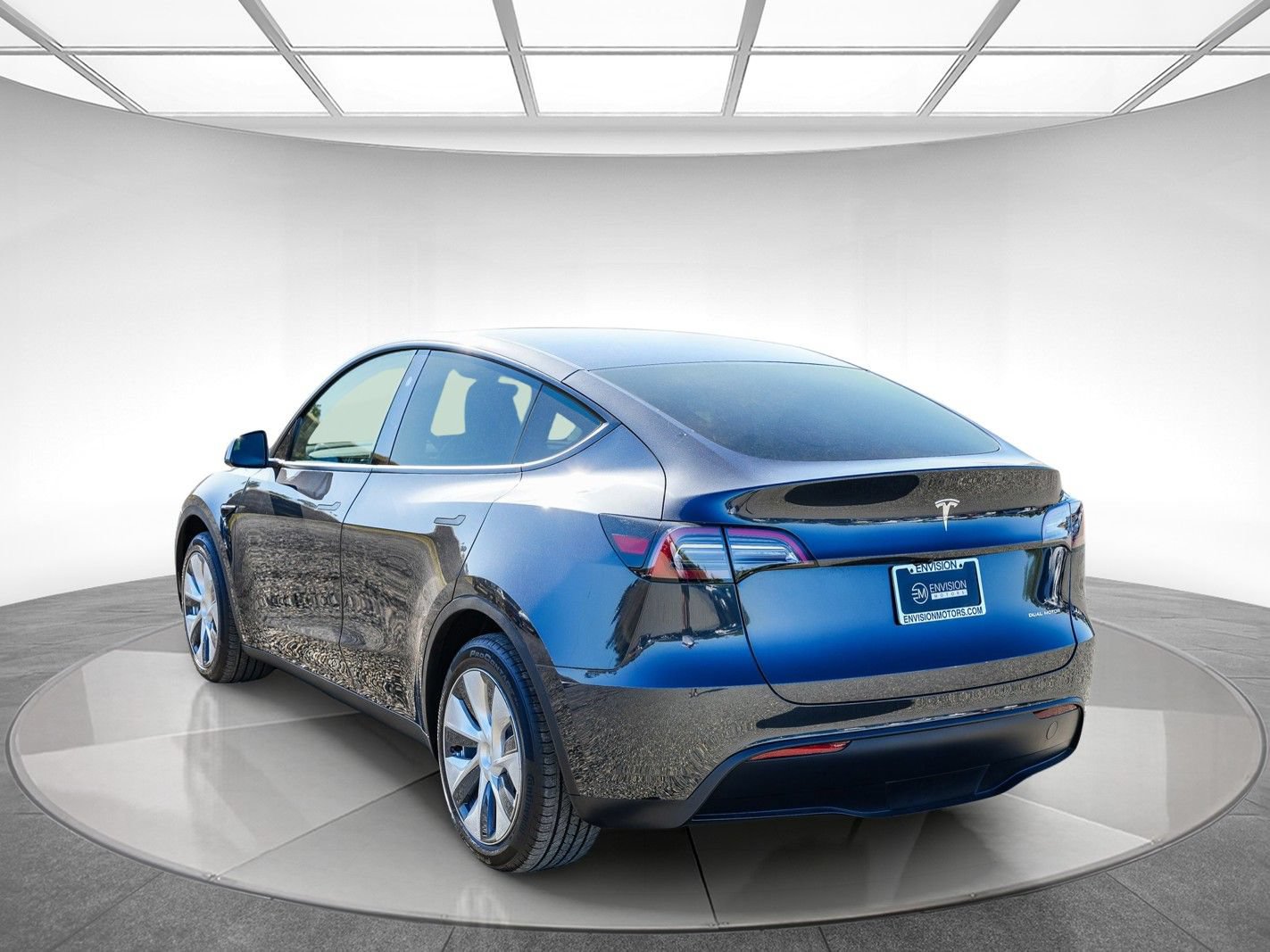 Used 2024 Tesla Model Y Long Range AWD/4WD image 2