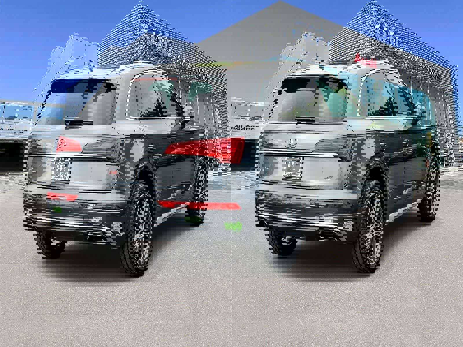 Used 2023 Audi Q5 e Premium w/ Convenience Package image 4