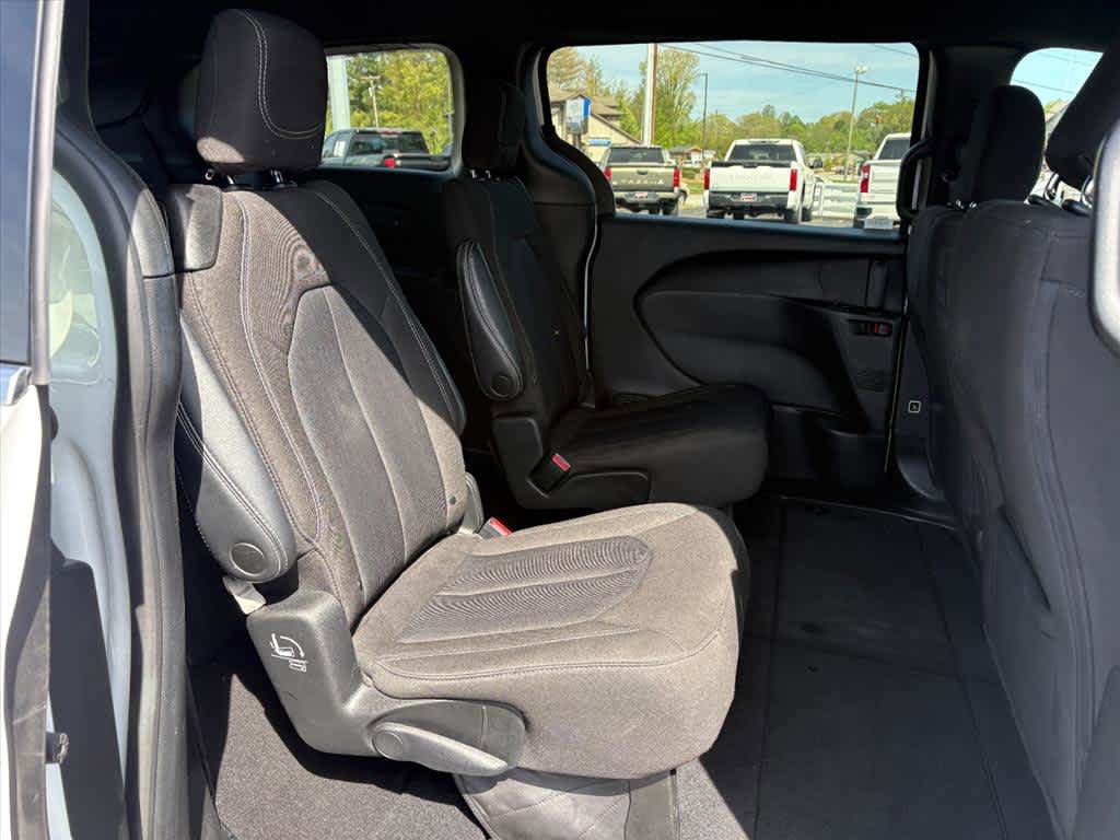 Used 2023 Chrysler Pacifica Touring FWD image 8