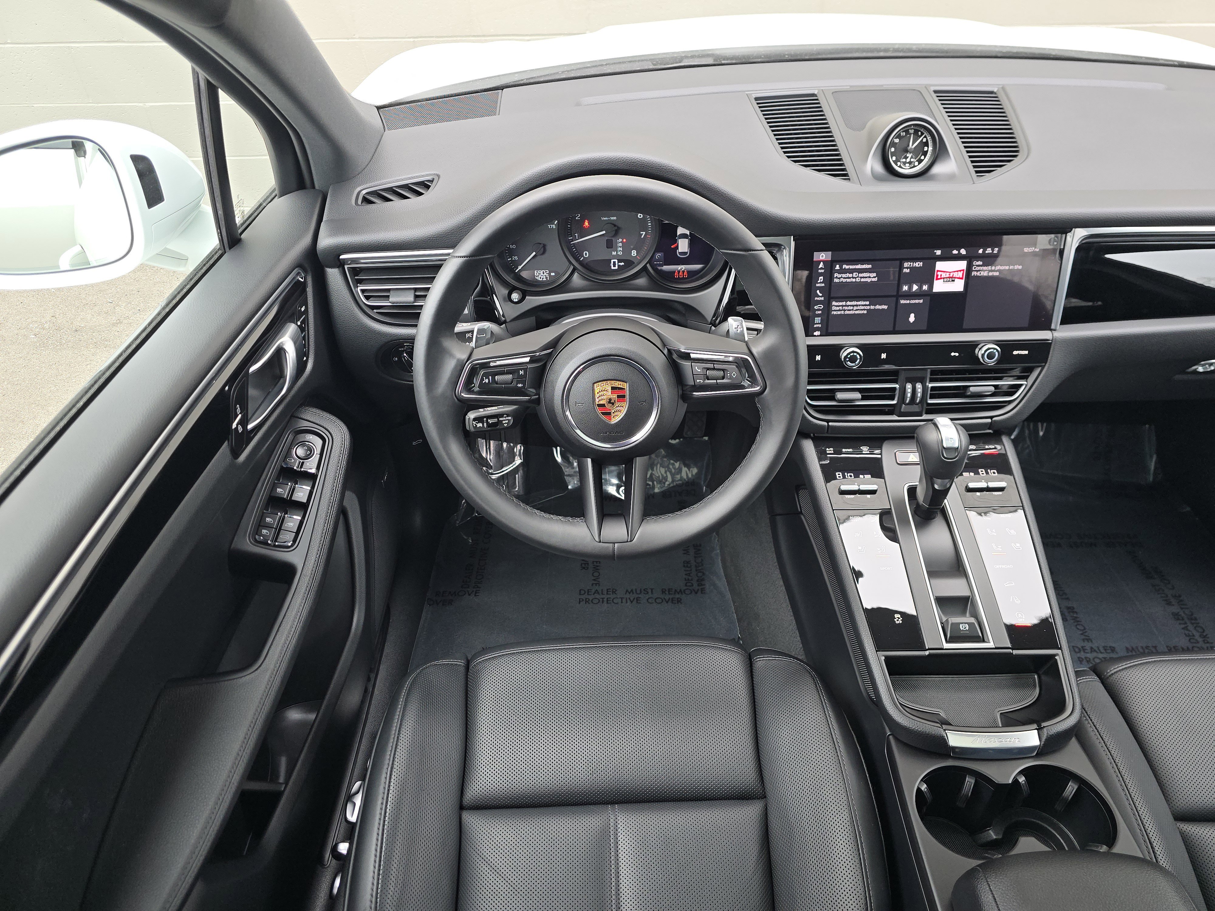 Certified 2025 Porsche Macan AWD/4WD image 17