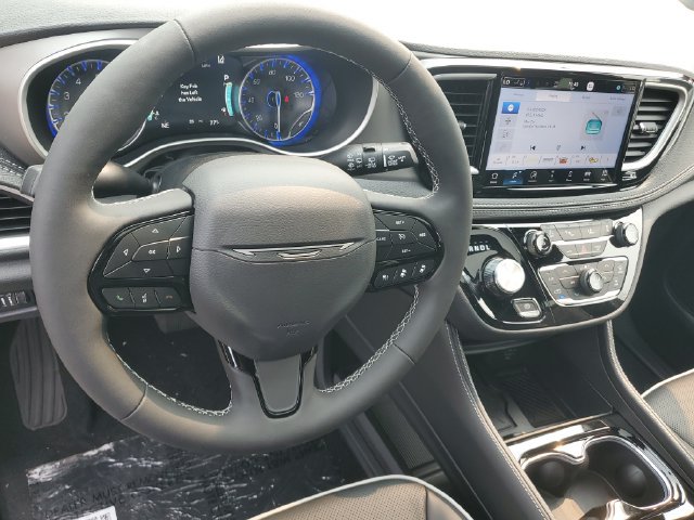 New 2027 Chrysler Pacifica Limited w/ Family Tech Group AWD/4WD image 19