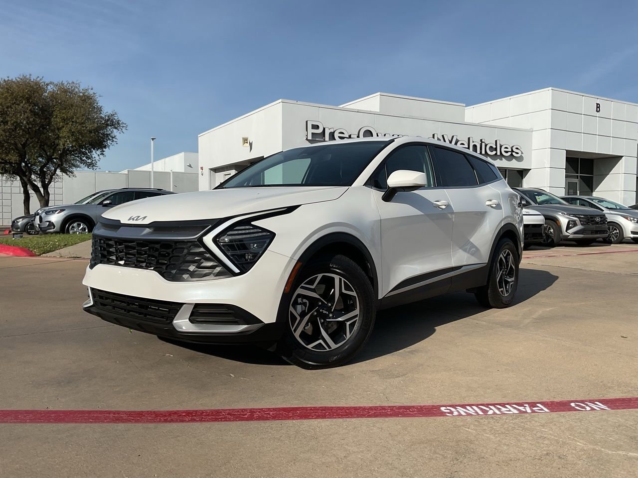 Used 2025 Kia Sportage LX image 4