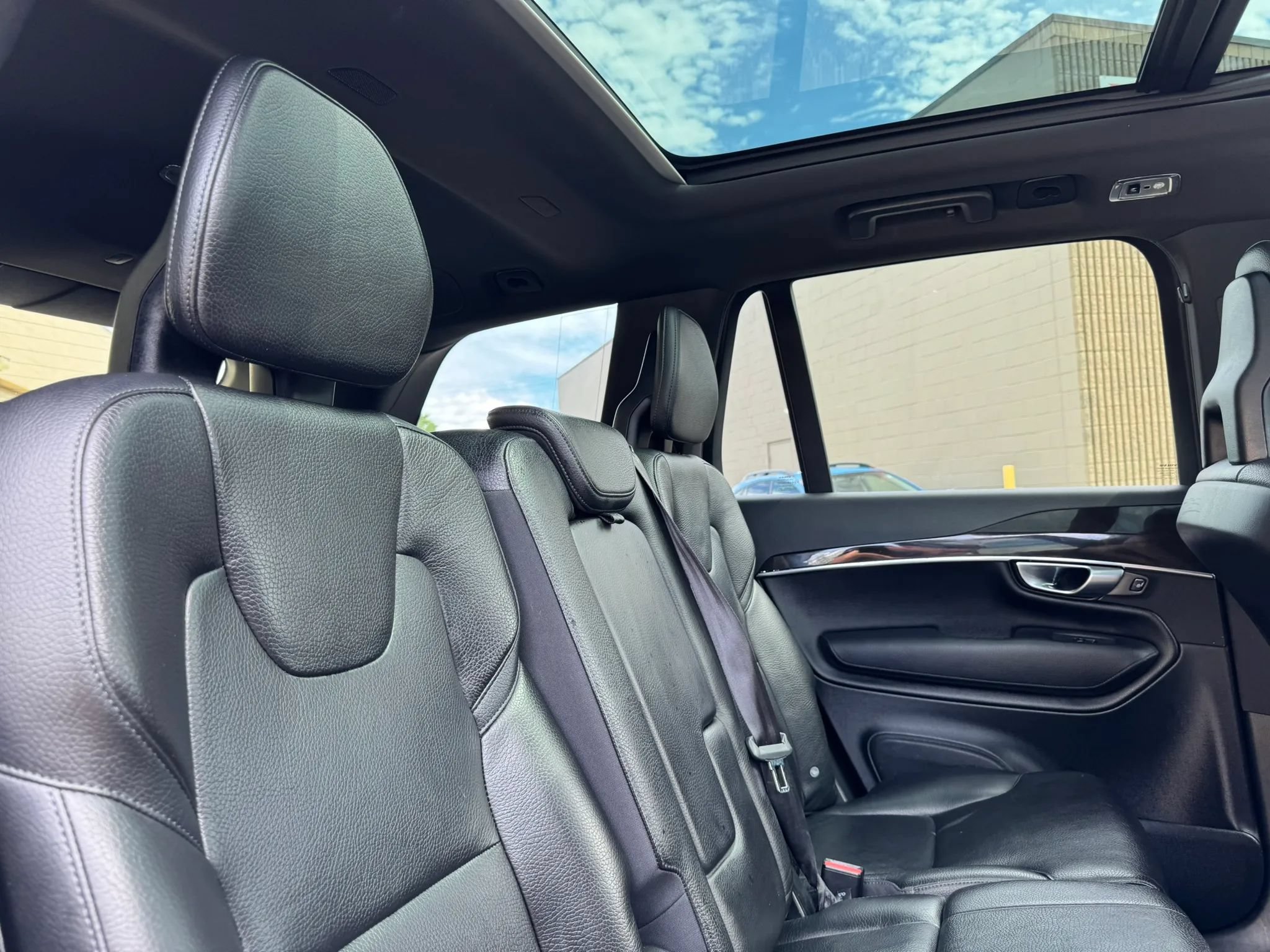 Used 2018 Volvo XC90 T6 Momentum w/ Convenience Package AWD/4WD image 32