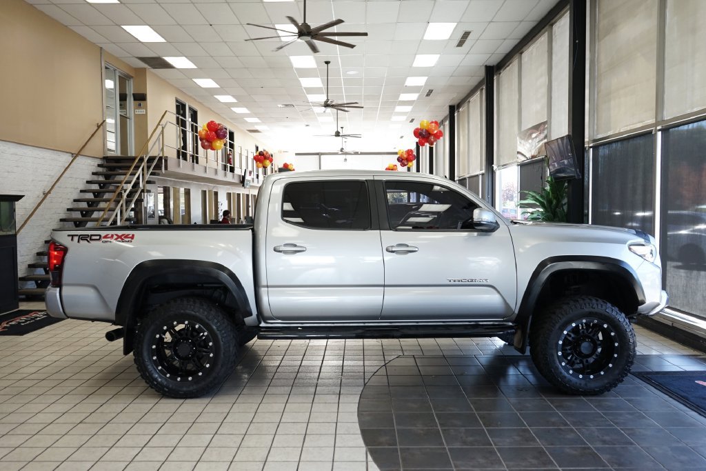 Used 2018 Toyota Tacoma TRD Off-Road w/ Technology Package AWD/4WD image 17