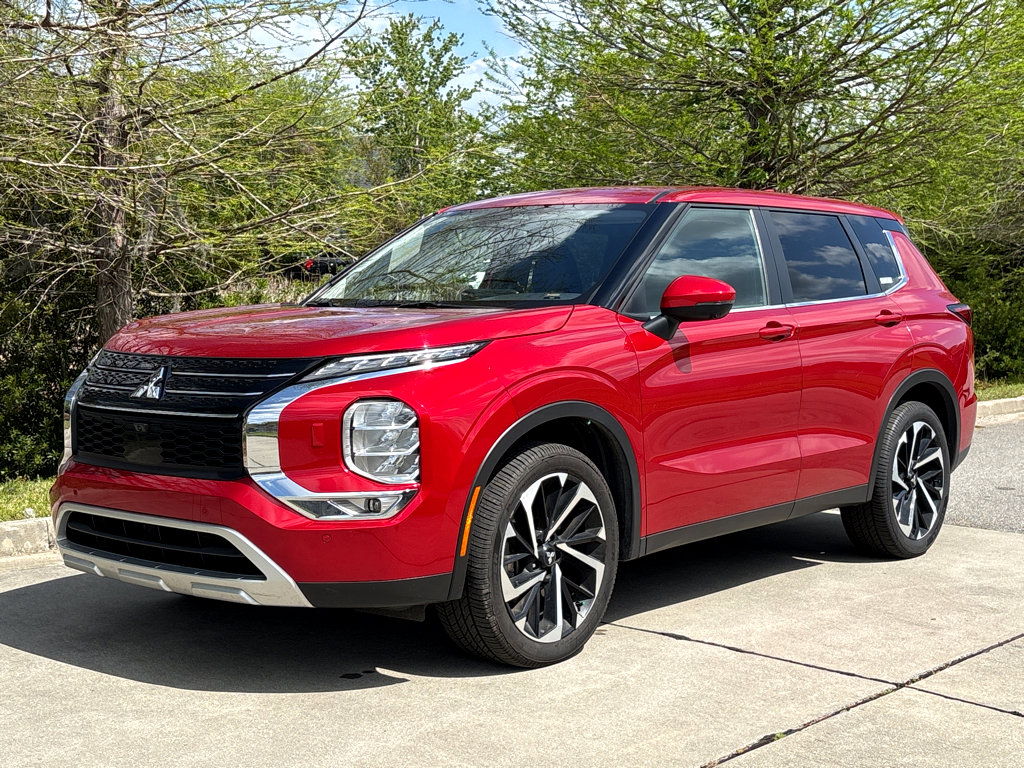 Used 2024 Mitsubishi Outlander SE image 3