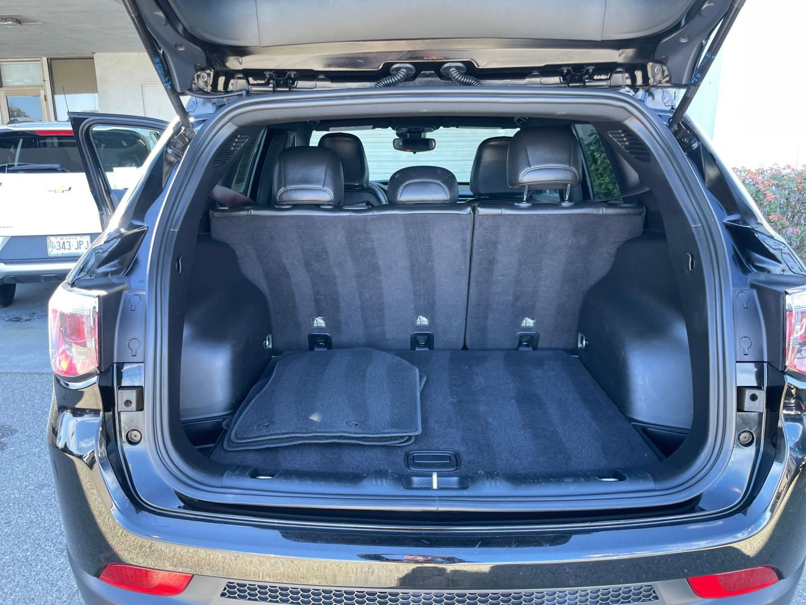 Used 2025 Jeep Compass Latitude image 31