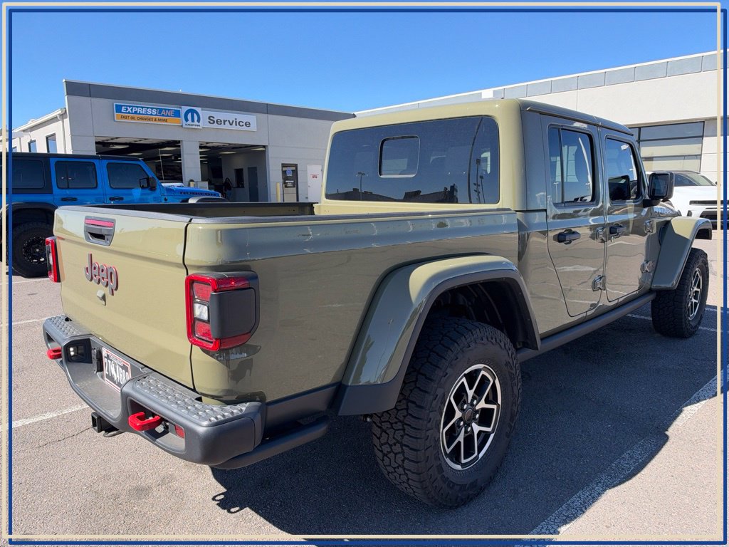 Used 2025 Jeep Gladiator Rubicon w/ Convenience Group AWD/4WD image 3