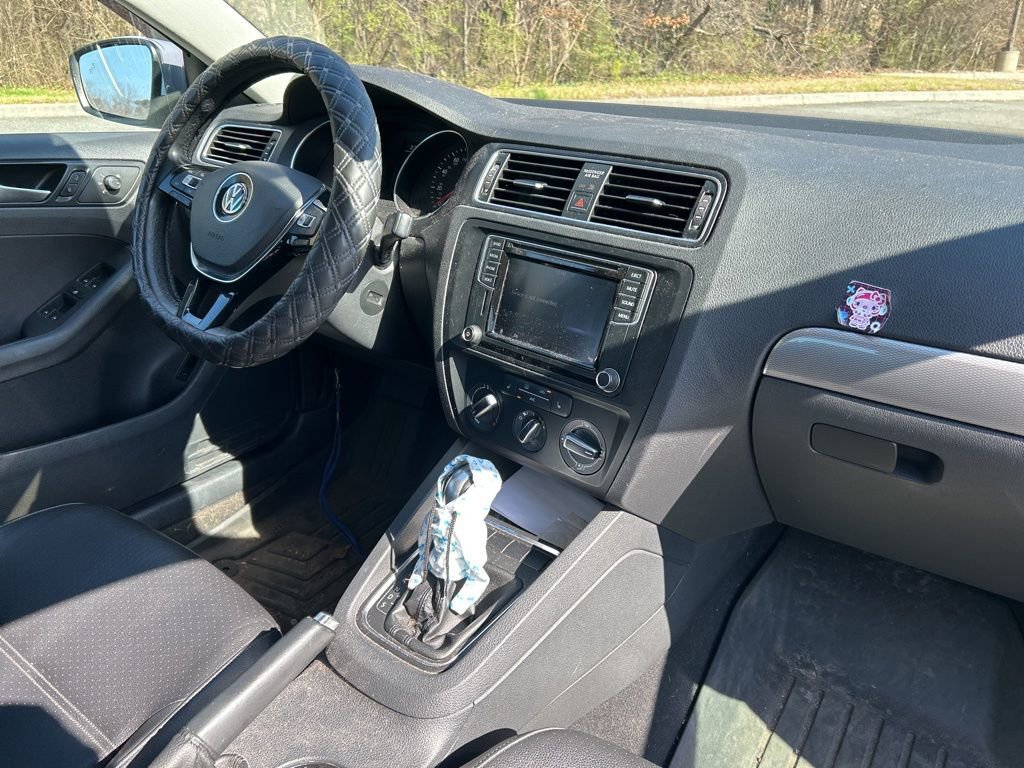 Used 2017 Volkswagen Jetta SE image 9