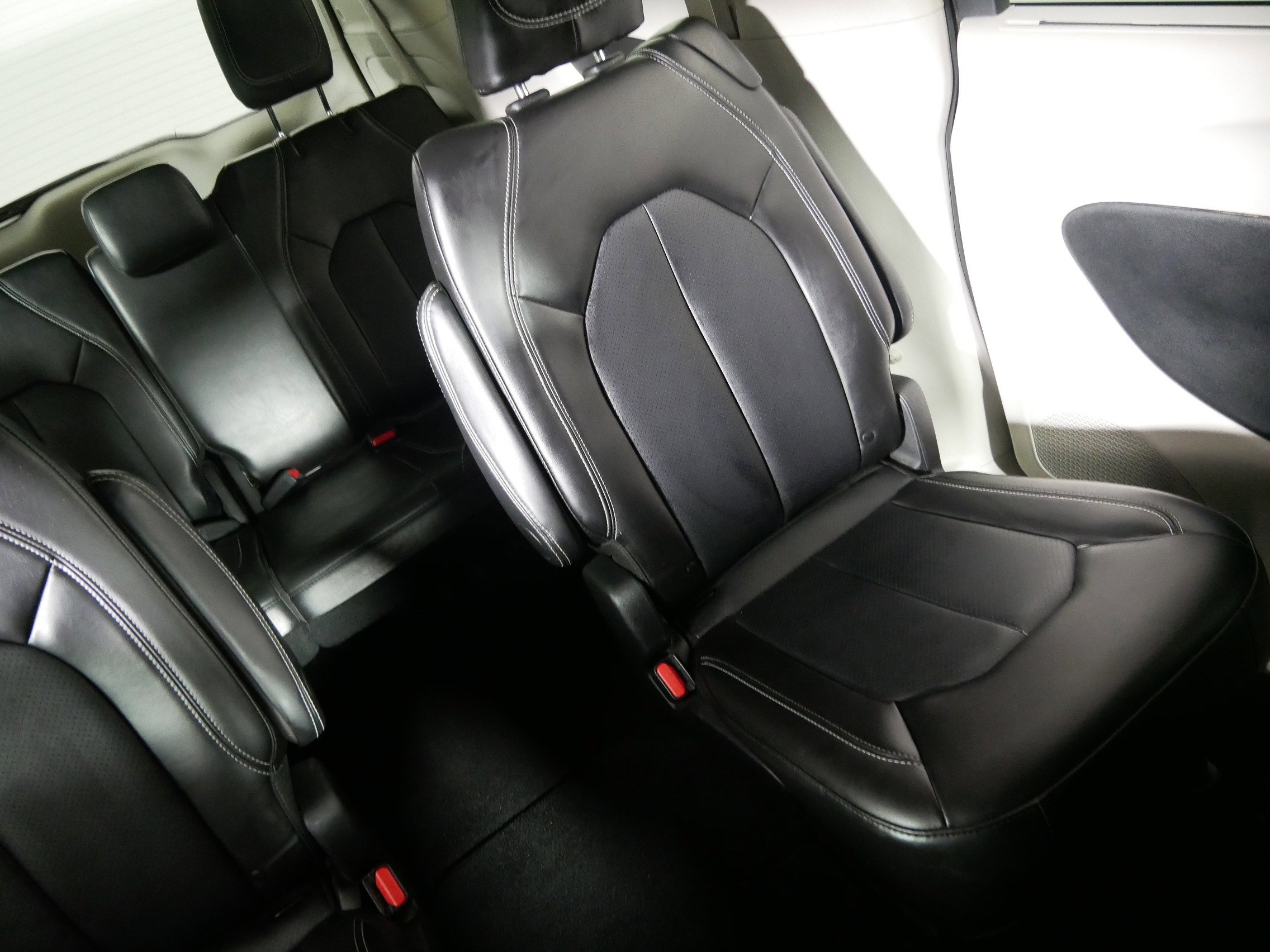 Used 2024 Chrysler Pacifica Touring-L image 14