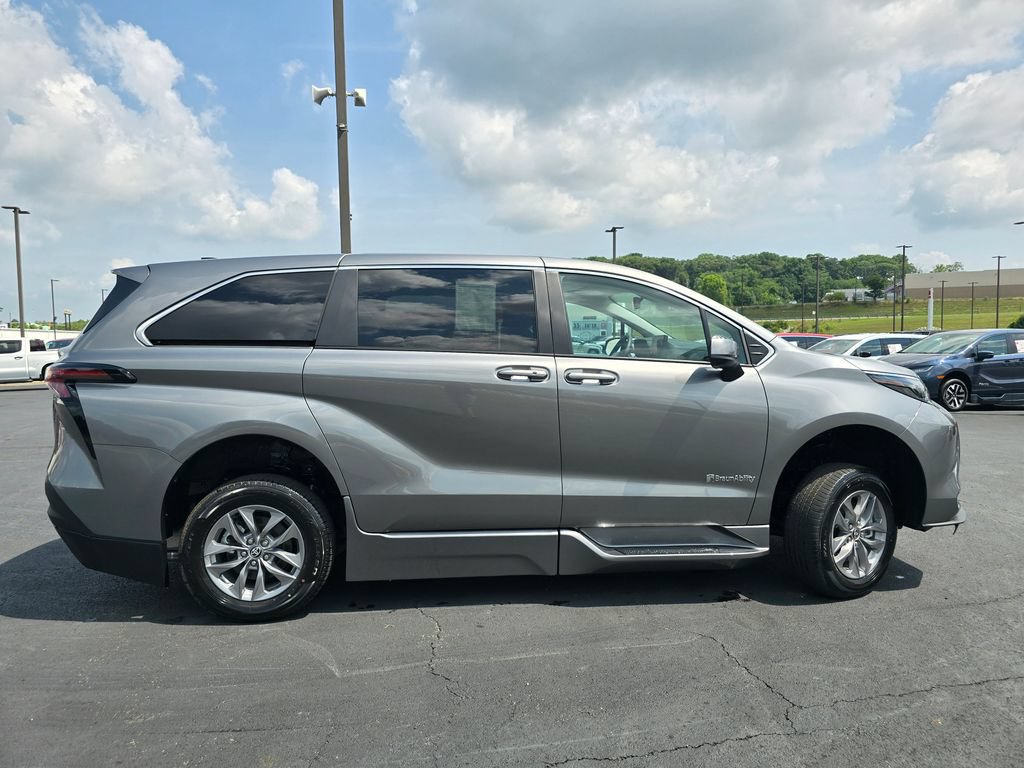 Used 2026 Toyota Sienna LE FWD image 17