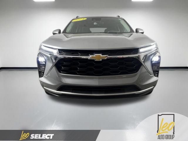 Used 2024 Chevrolet Trax LT w/ Driver Confidence Package FWD image 2