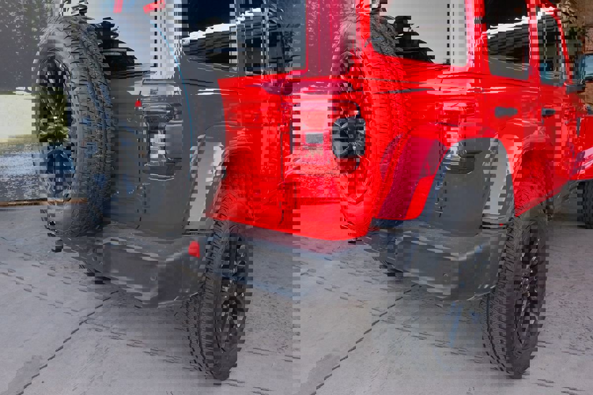 Used 2025 Jeep Wrangler Sahara w/ Safety Group image 38