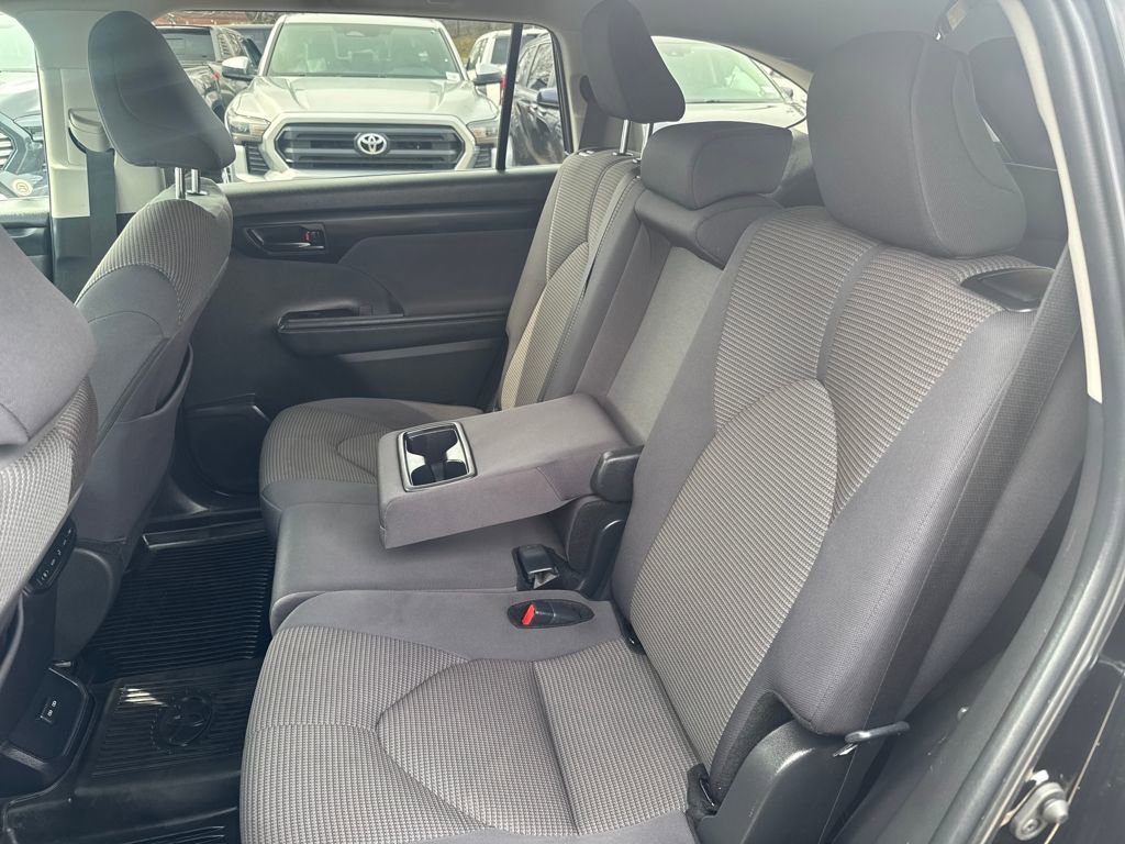 Used 2024 Toyota Highlander LE image 35