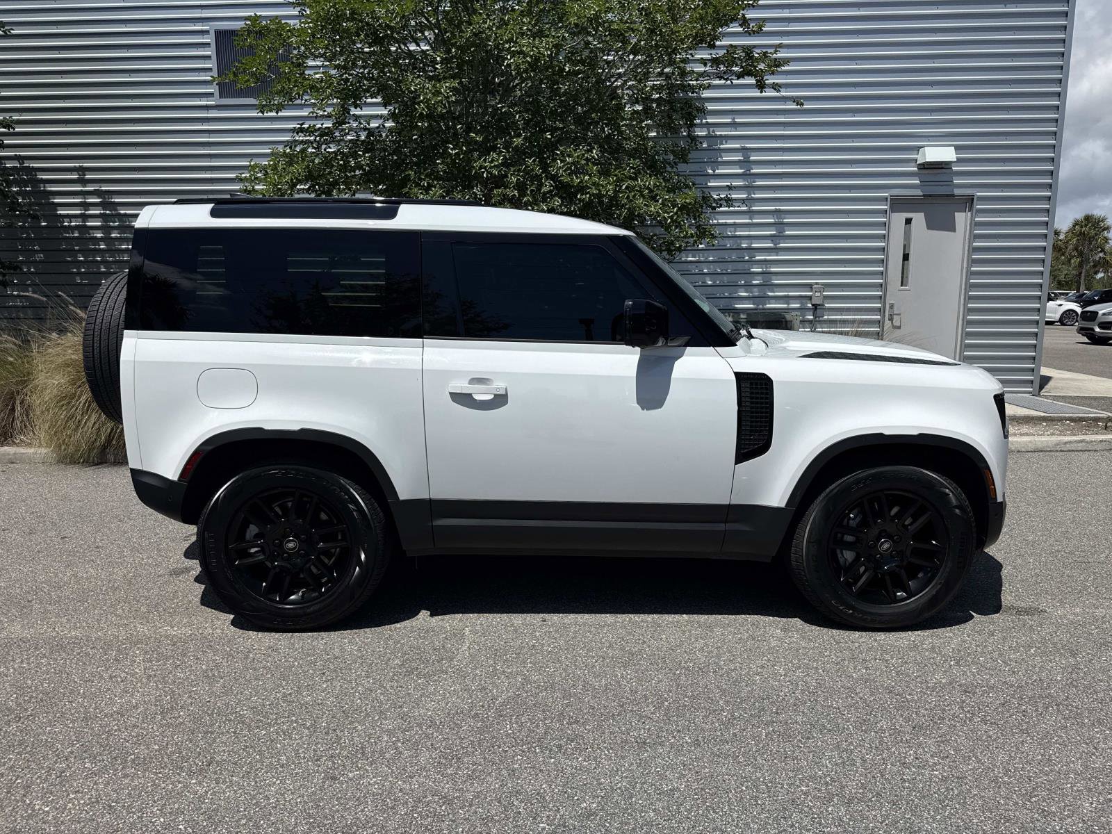 Used 2023 Land Rover Defender 90 SE AWD/4WD image 5