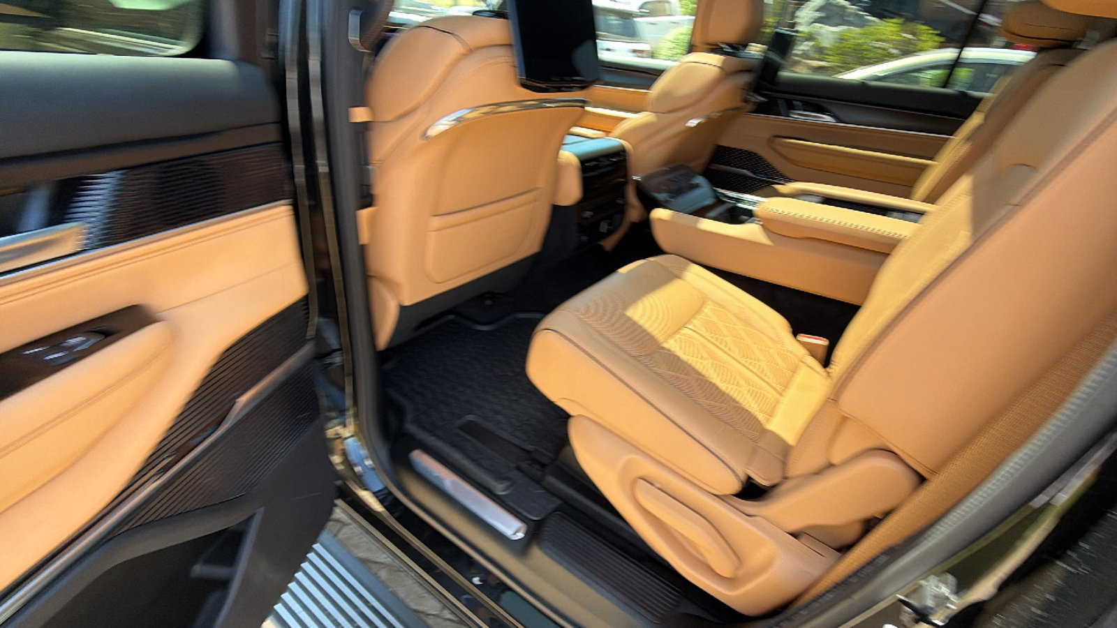 Used 2025 Jeep Grand Wagoneer Series III w/ Rear Seat Video Group 1 AWD/4WD image 25