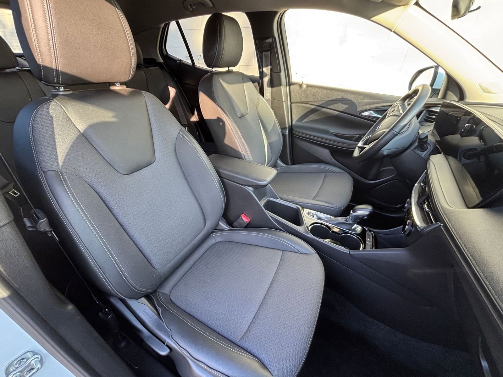 Used 2025 Buick Encore GX Preferred image 36