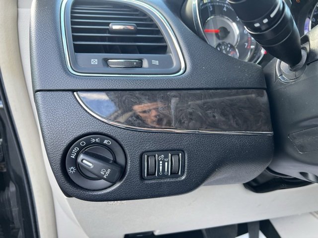 Used 2016 Chrysler Town & Country Touring image 19