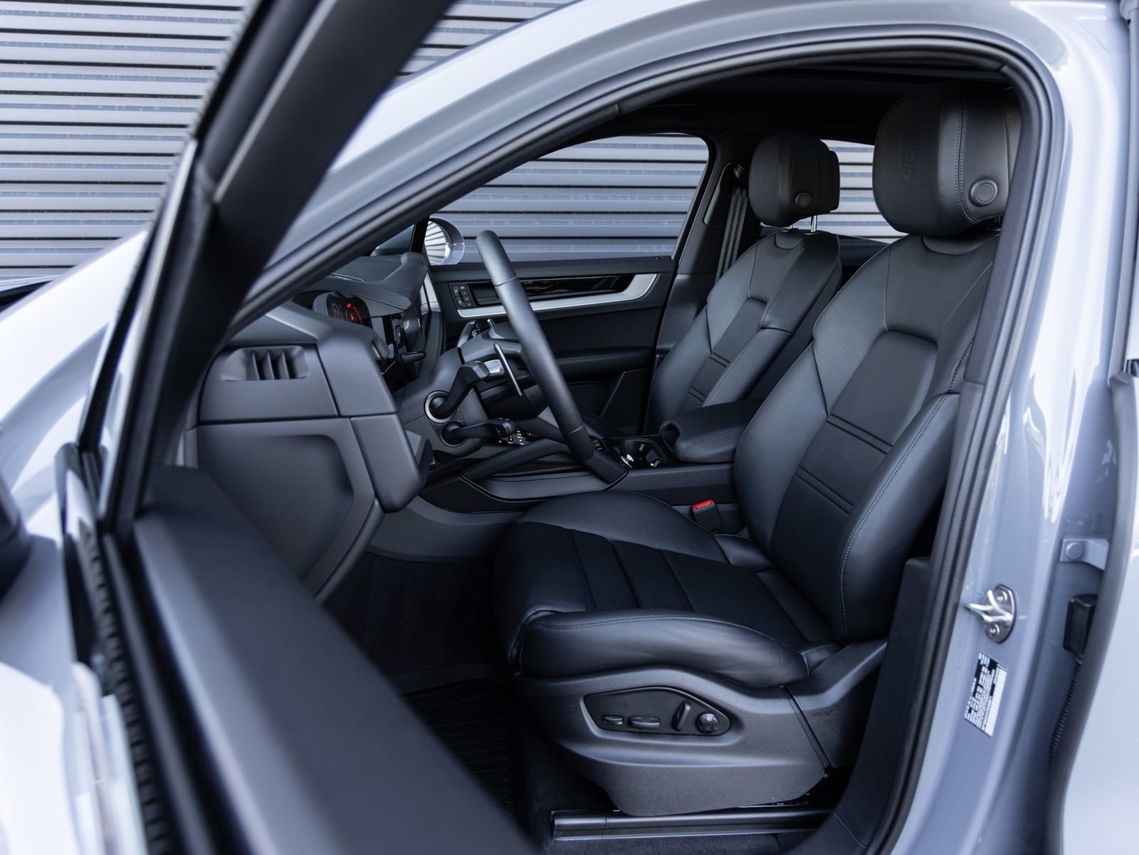 Certified 2026 Porsche Cayenne Coupe image 5