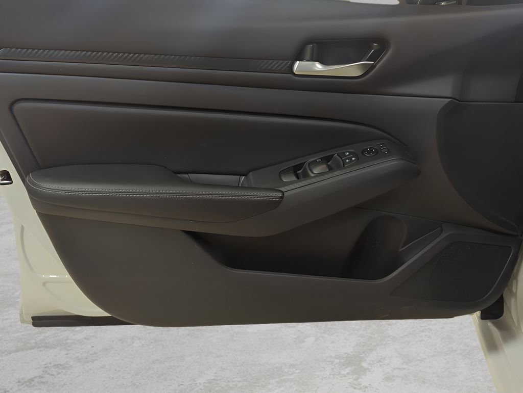 Used 2025 Nissan Altima 2.5 SV image 22