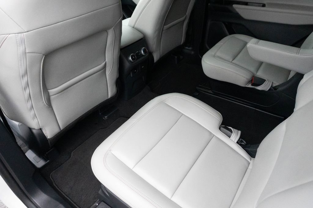 Used 2025 Ford Explorer Active w/ Active Comfort Package RWD image 21