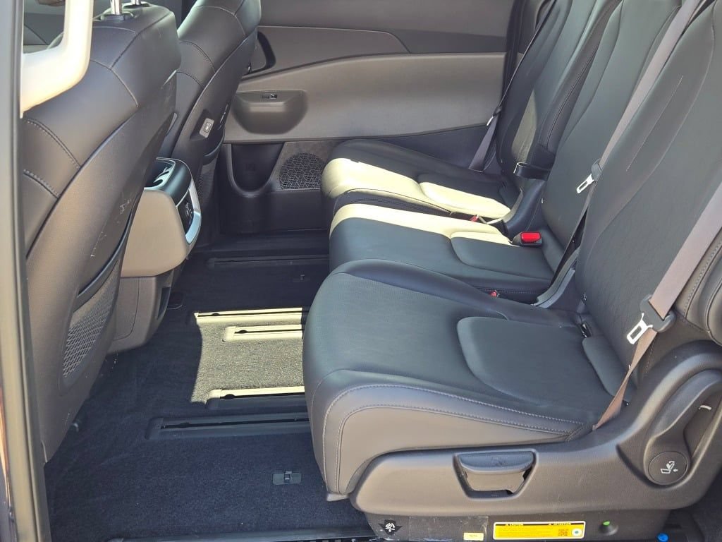 Used 2025 Kia Carnival EX FWD image 21
