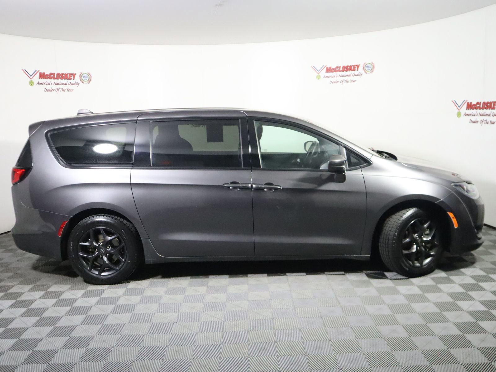 Used 2018 Chrysler Pacifica Touring Plus w/ S Appearance Package FWD image 3
