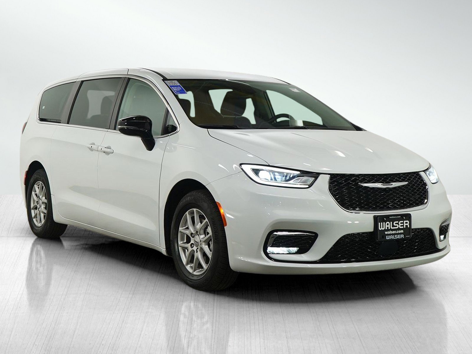 Used 2024 Chrysler Pacifica Touring-L image 7