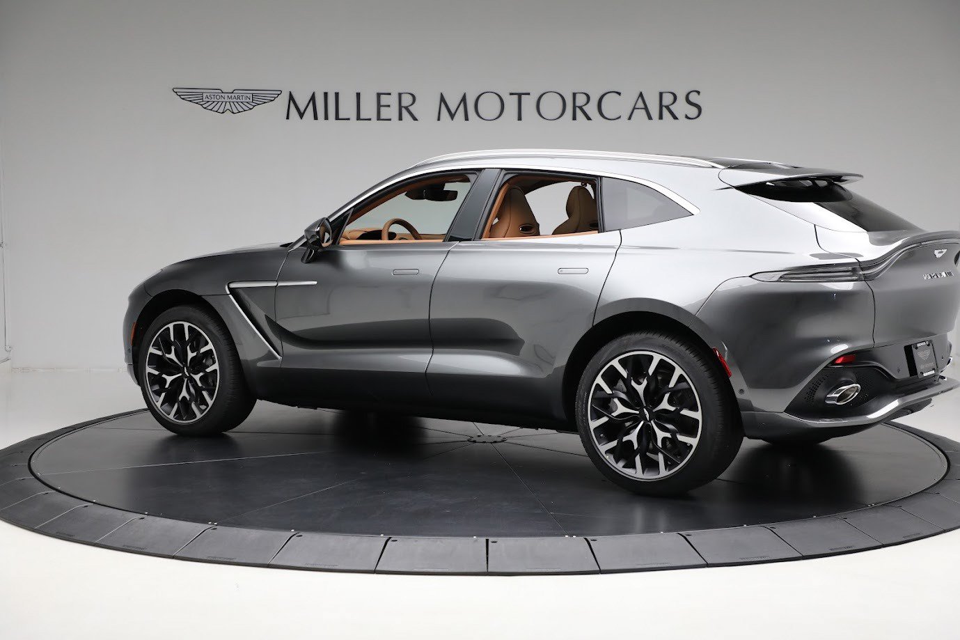 Used 2024 Aston Martin DBX AWD/4WD image 3