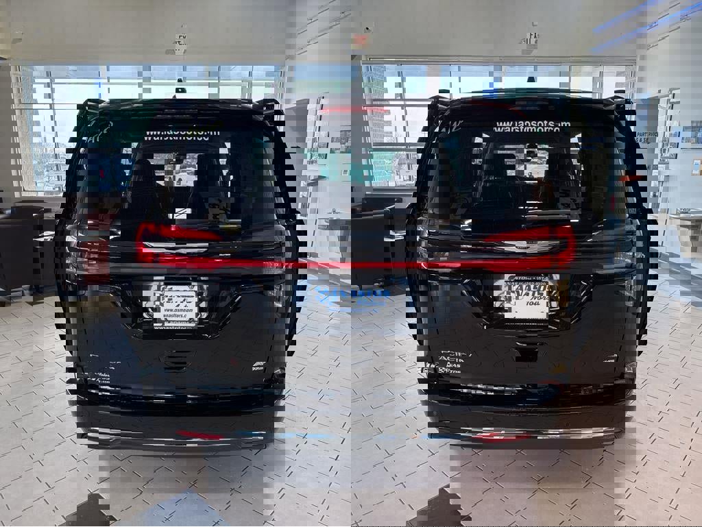 Used 2024 Chrysler Pacifica Touring-L image 10