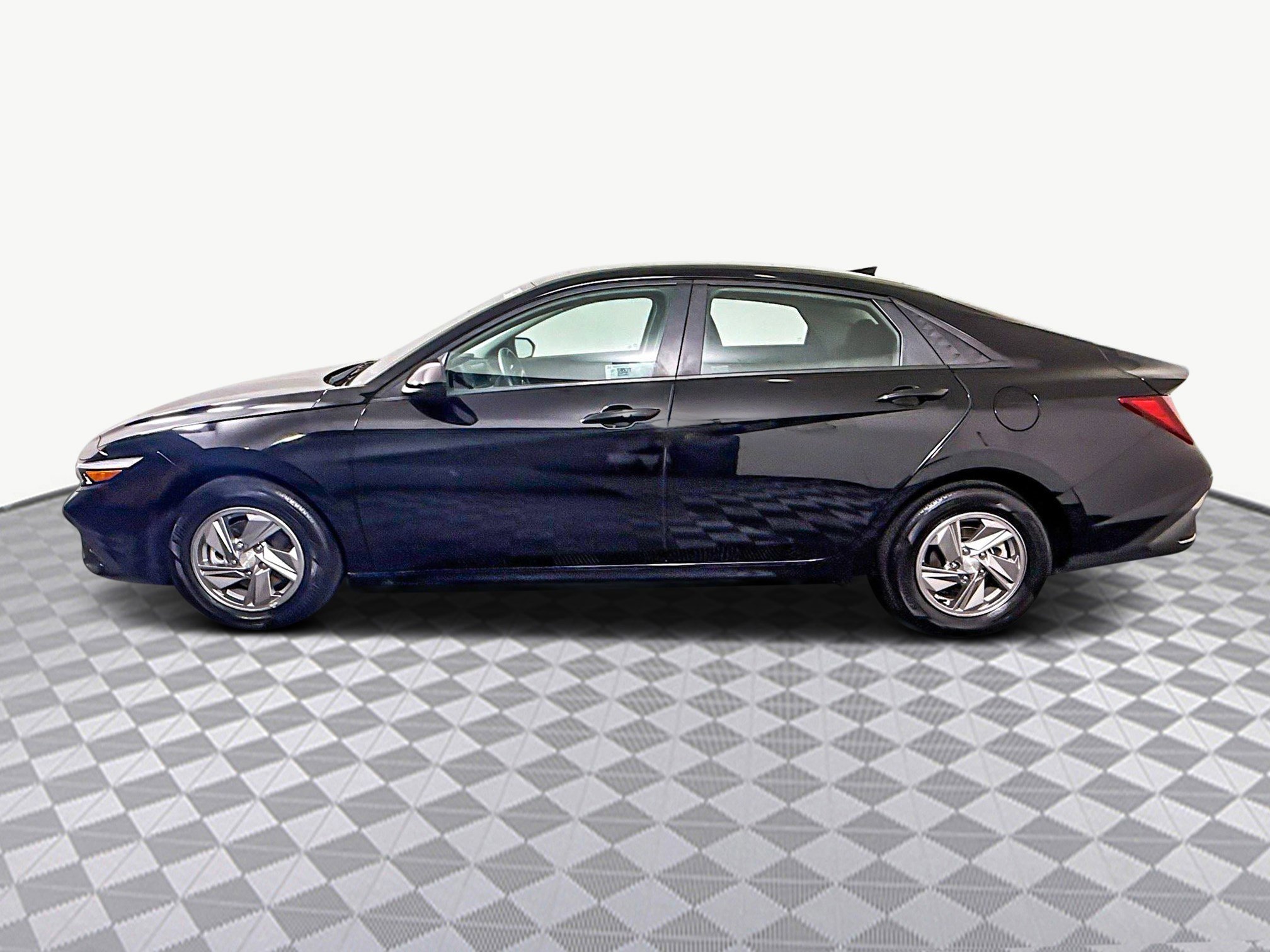 Used 2025 Hyundai Elantra SE image 6