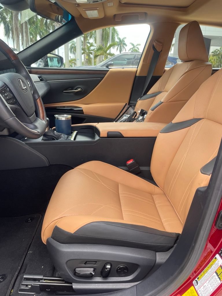Used 2025 Lexus ES 300h w/ Technology Package FWD image 4