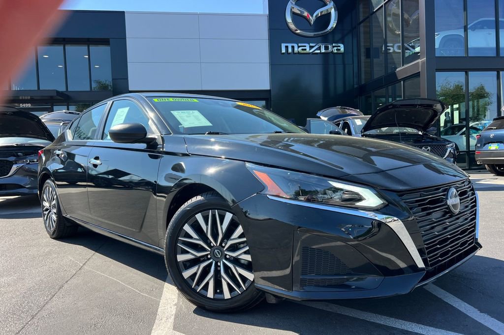 Used 2025 Nissan Altima 2.5 SV image 2