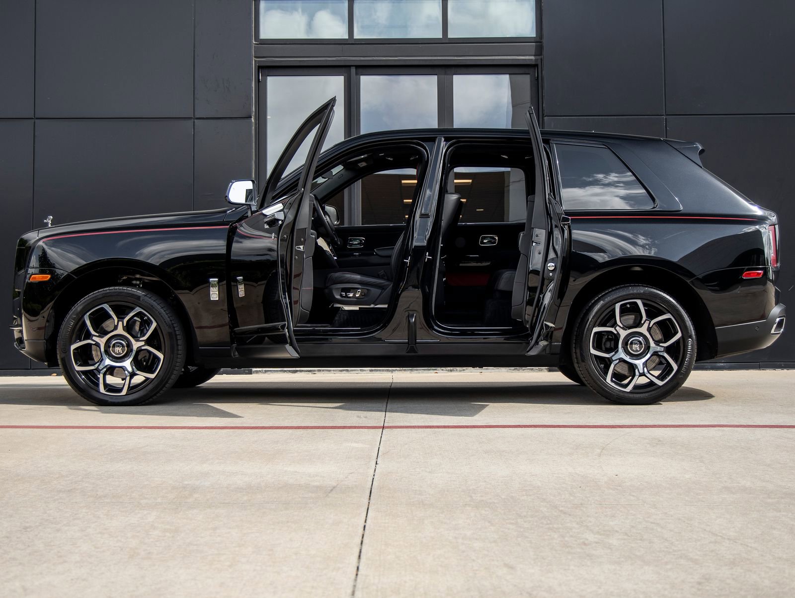 Certified 2023 Rolls-Royce Cullinan w/ Dark Exterior Package image 11