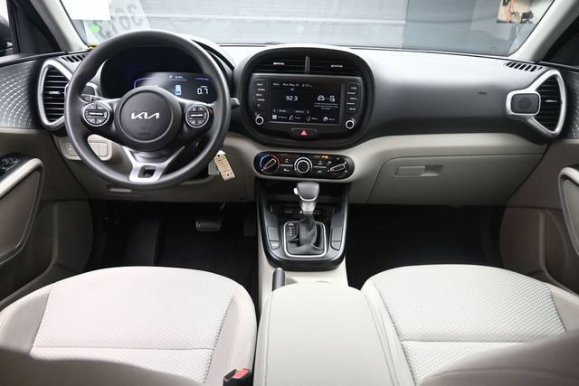 Used 2025 Kia Soul LX FWD image 9