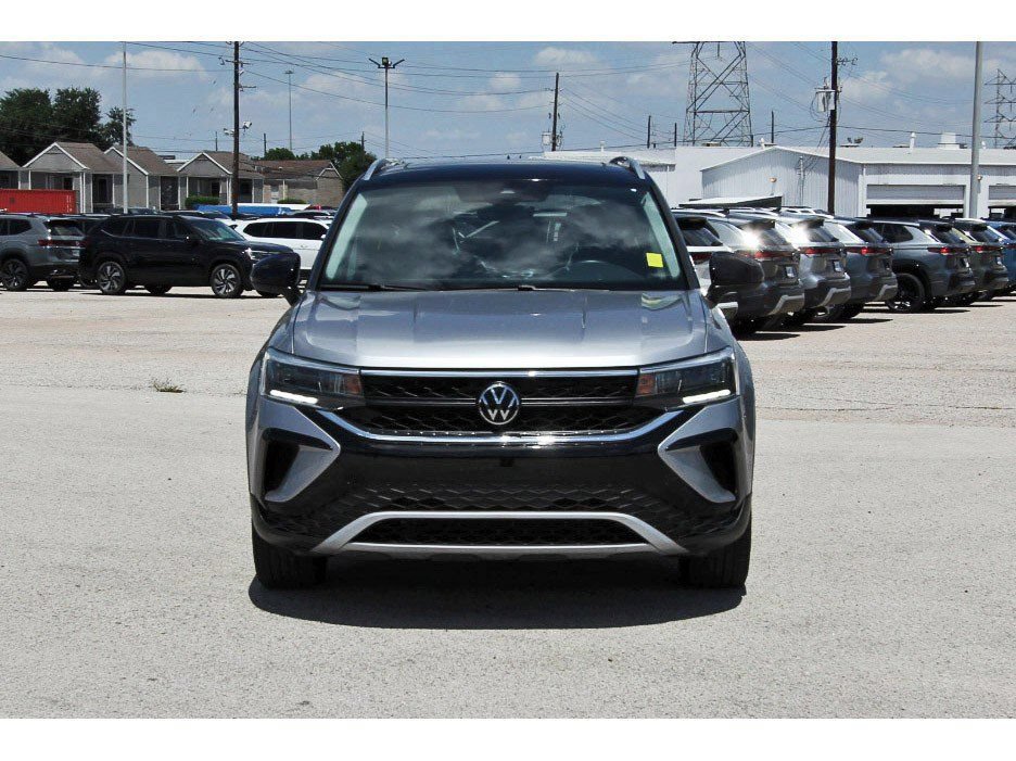 Used 2023 Volkswagen Taos SE w/ Panoramic Sunroof Package FWD image 8