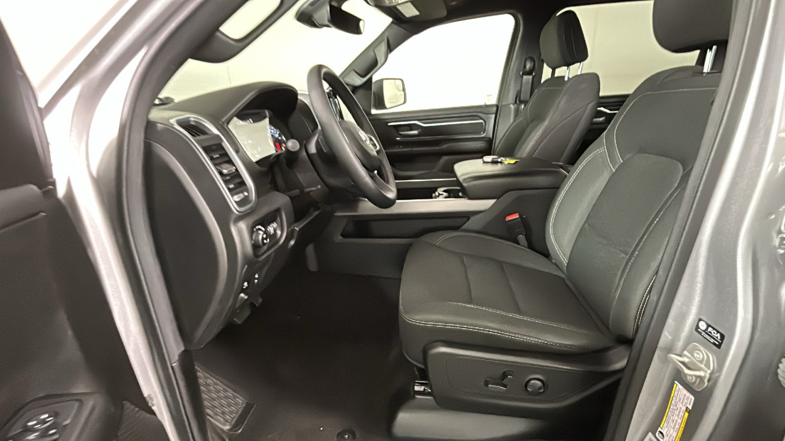 Used 2025 RAM 1500 4x4 Crew Cab image 14