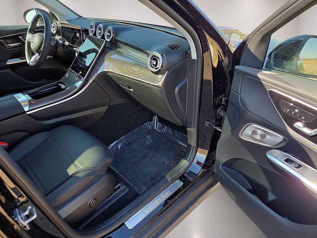 Used 2025 Mercedes-Benz GLC 350e 4MATIC image 13